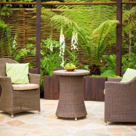 Kompletny przewodnik po nowoczesnych zestawach mebli ogrodowych i jak mogą pomóc Twojemu patio wyglądać pięknie